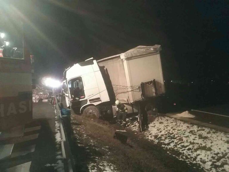 Na diaľnici havaroval kamión. Zasahoval aj ekologický špeciál