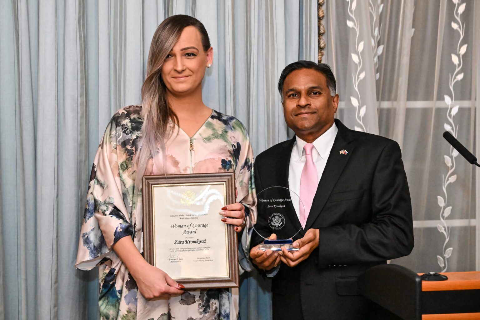 Veľvyslanec USA na Slovensku Gautam Rana a Zara Kromková. Foto: TASR/Pavol Zachar