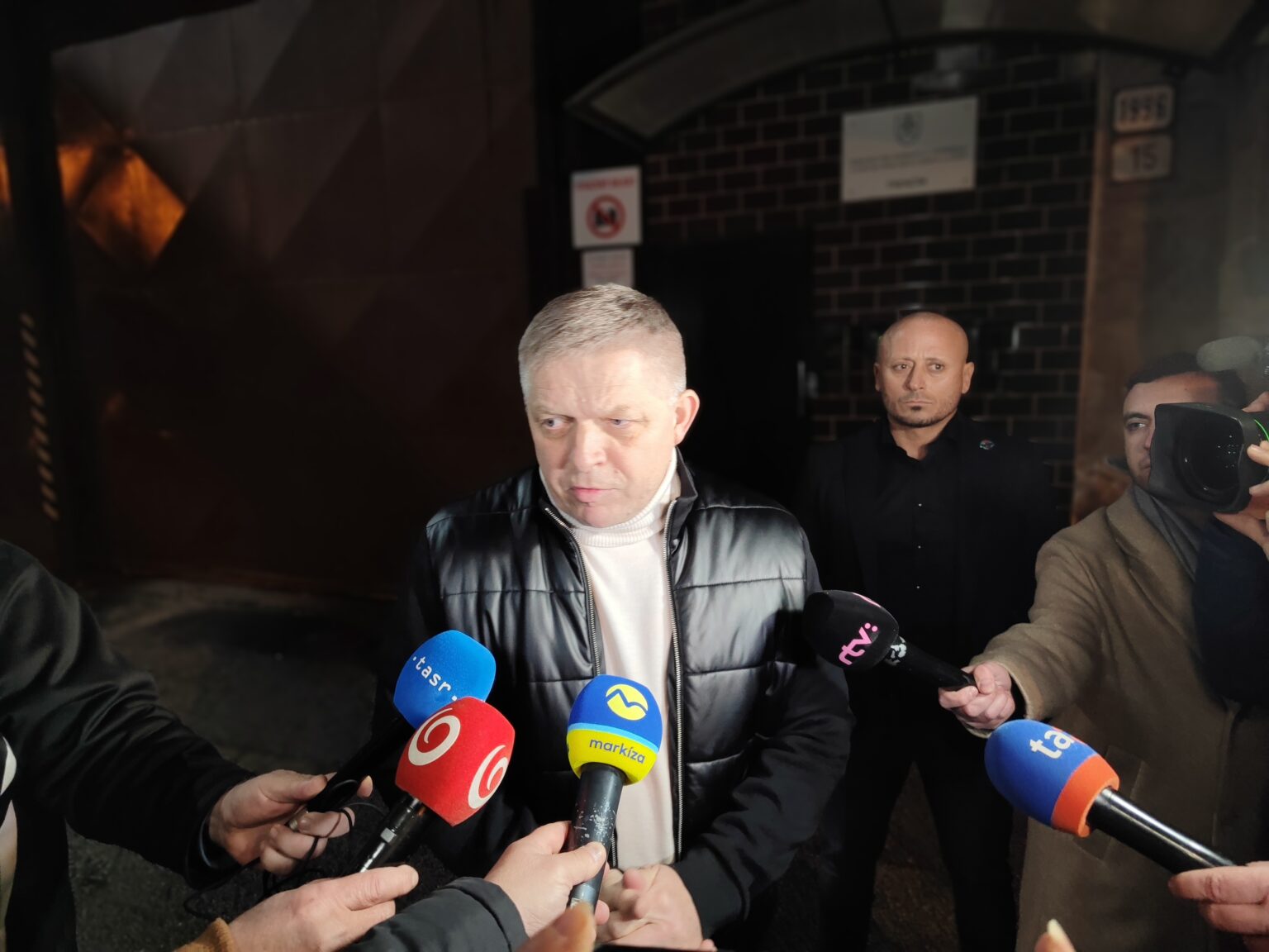 Robert Fico pred Nemocnicou pre obvinených a odsúdených. Foto: Rasťo Harakal