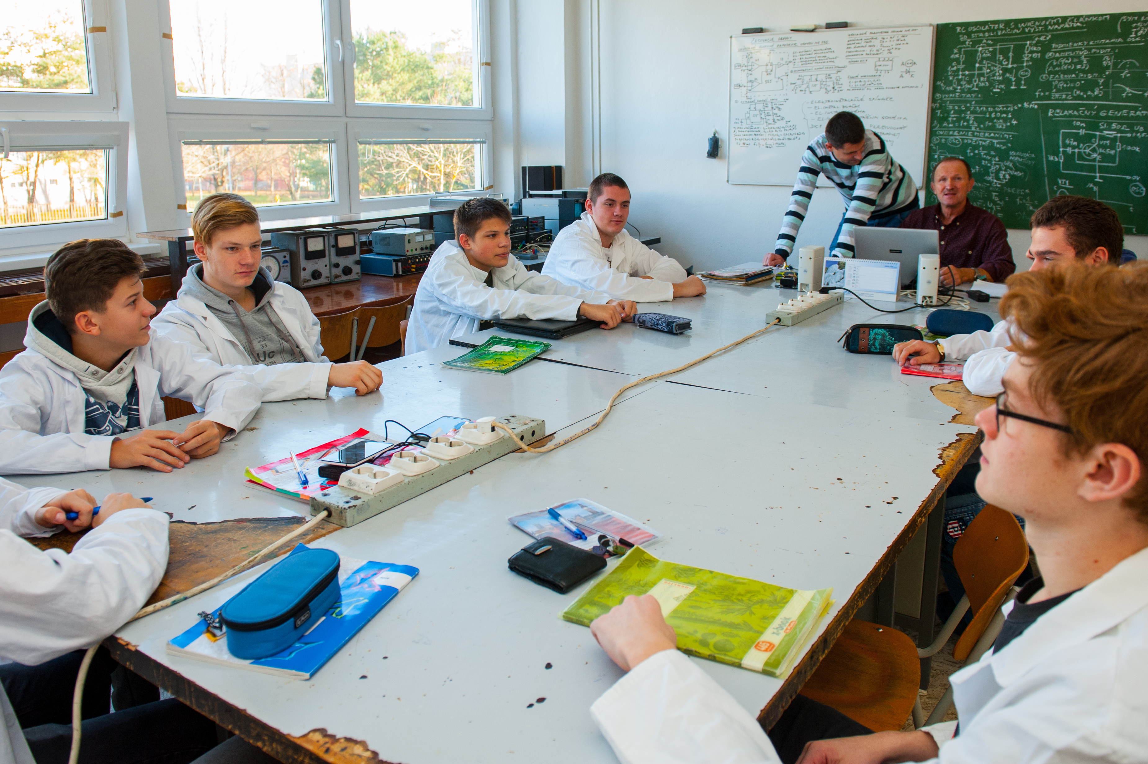 Učí u nás čoraz viac dôchodcov. Ak odídu aj tí, najviac to pocítia stredoškoláci a škôlkari