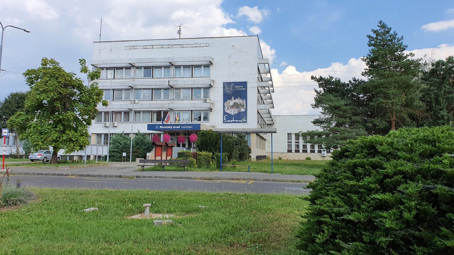 Budova, v ktorej donedávna sídlil Mestský úrad Lučenec Foto: Branislav Caban