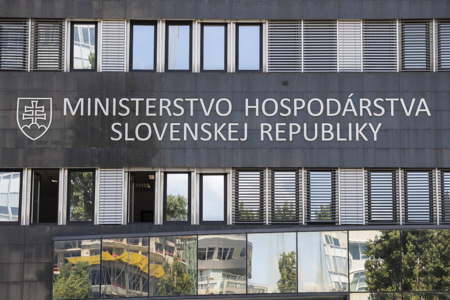 Na snímke nápis na budove, v ktorej sídli Ministerstvo hospodárstva SR na ulici Mlynské nivy v Bratislave 14. júla 2020. Foto: Jaroslav Novák/TASR
