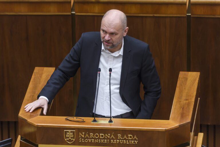 Parlament odsúhlasil, že Sulík má zaplatiť 634-tisíc eur za Expo Dubaj