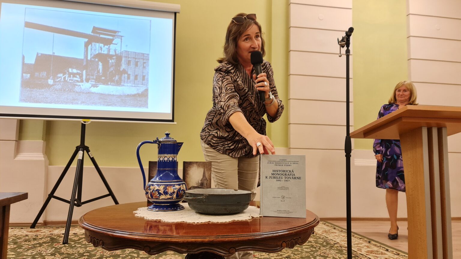 Andrea Moravčíková pri krste knihy o Rakottyayho smaltovni. Foto: Branislav Caban
