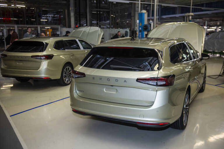 Registrácia nových automobilov na Slovensku klesla o viac ako 15 percent