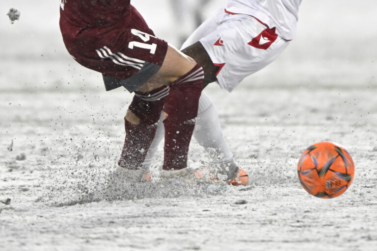 Futbal v snehu? Chýba zdravý rozum, základná úcta k hráčom, fanúšikom a aj trávnikárom