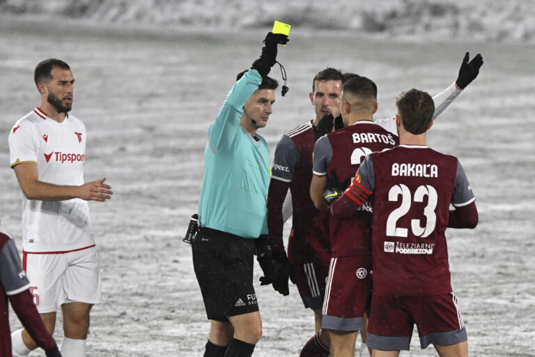 Únia ligových klubov sa bráni pred kritikou za futbal v snehu: Zasiahla vyššia moc