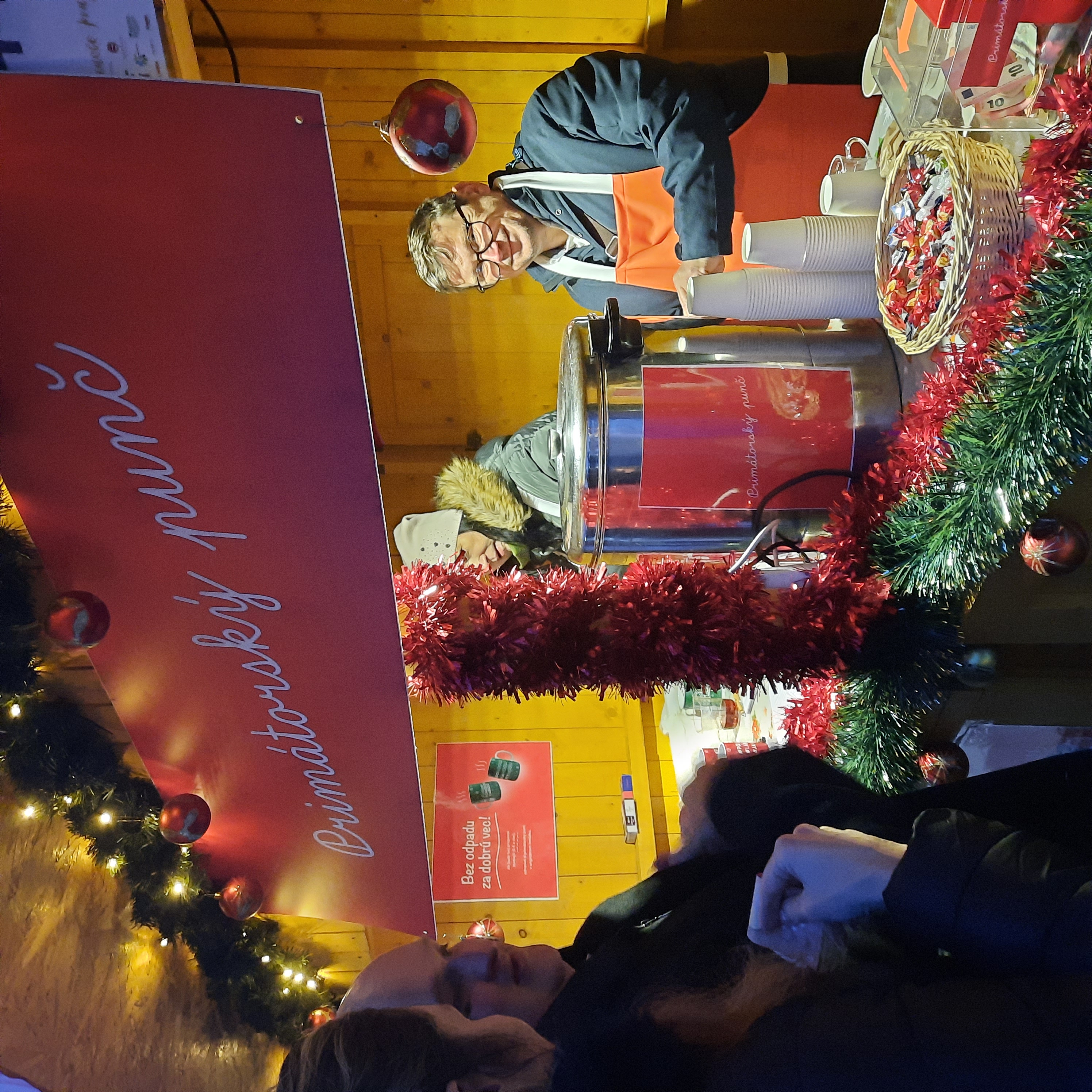 Primátorský punč už rozvoňal Hlavnú ulicu. Jeho kúpou podporíte dobročinné organizácie