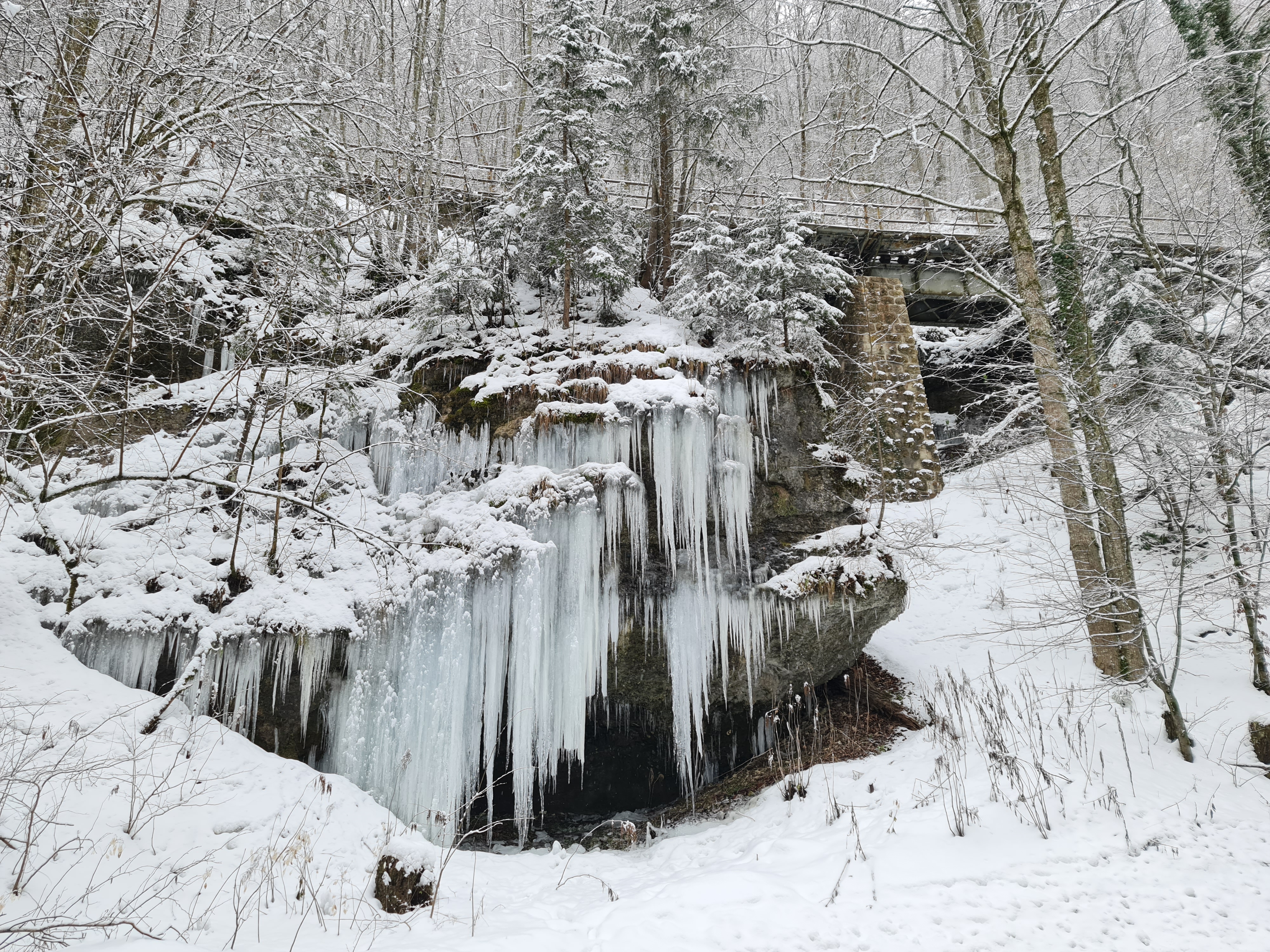 Nad Tisovcom sa opäť vytvoril ľadopád, láka ľudí zo širokého okolia