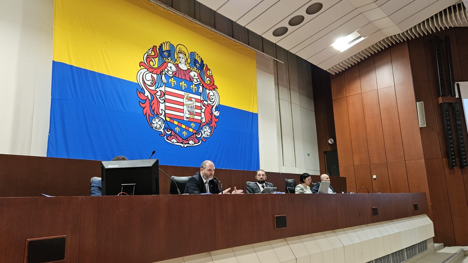 Poslanci v utorok schválili zníženie platu primátora Richarda Polačeka na zákonné minimum. Foto: Boris Macko
