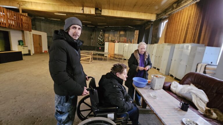 Mama mu zomrela, pripravili ho o byt. Napriek tomu pomáha iným v Oáze