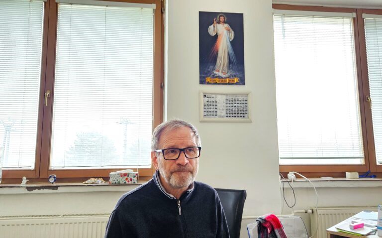 Kňaz Peter Gombita: Na dno môže padnúť každý – murári, učitelia aj architekti