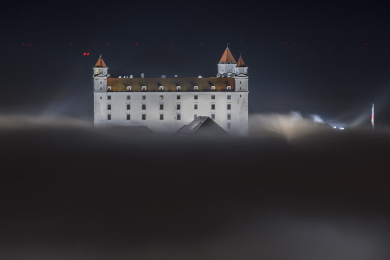 Bratislavský hrad sa na znak úcty Prahe v sobotu rozsvieti