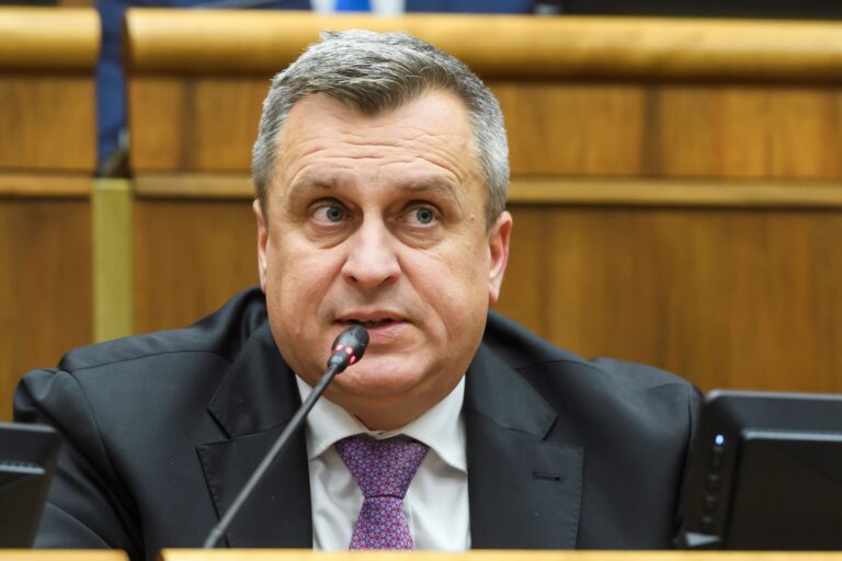 Danko označil poslankyňu Beátu Jurík za poslanca a v pléne parlamentu zanadával