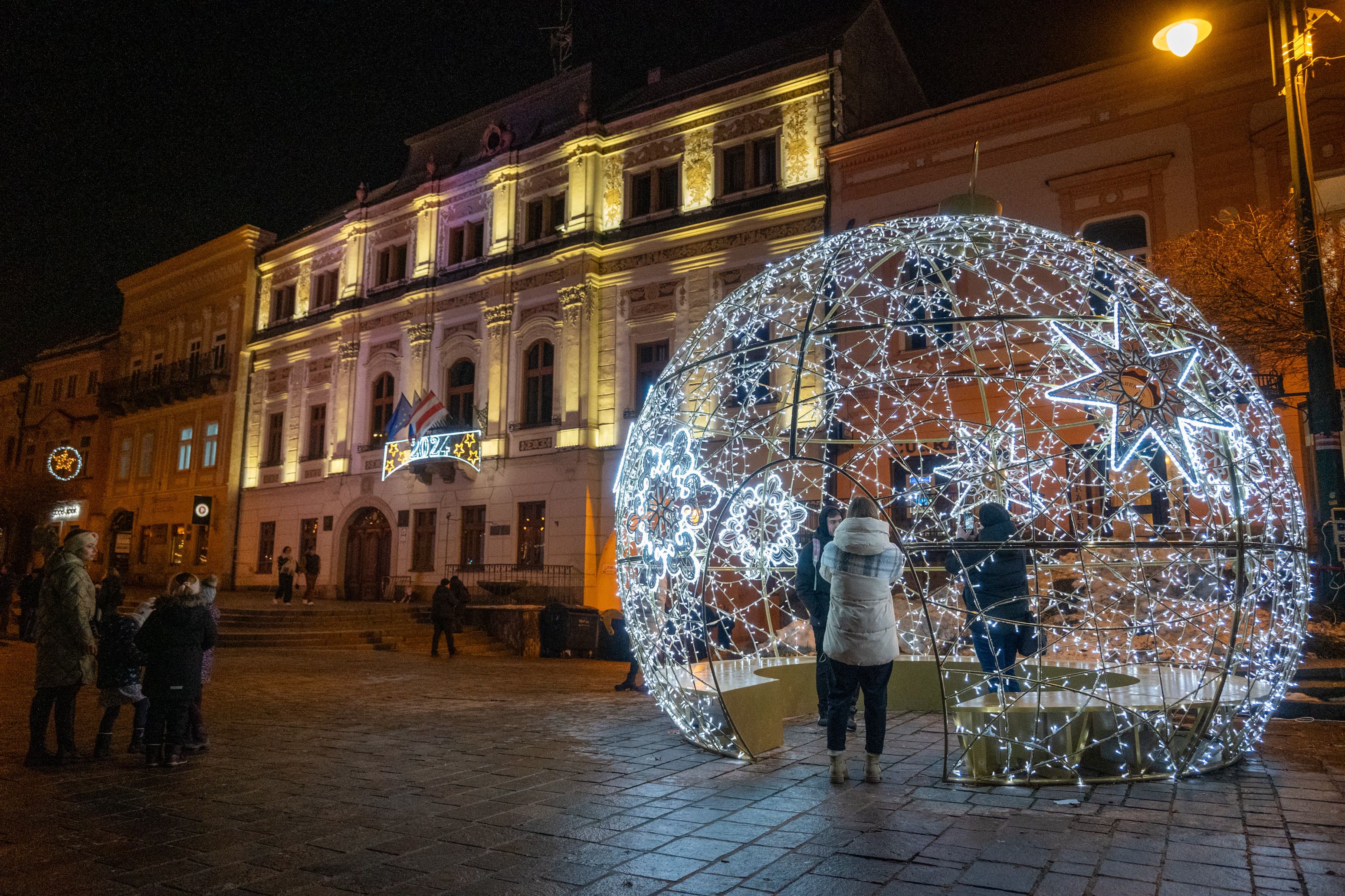 Centrum Prešova žiari. Na netradičné svetelné inštalácie sa nevedia vynadívať najmä deti