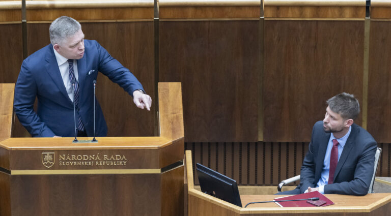 Fico: Zlo v podobe Lipšica musí skončiť a my to robíme dôrazne. Tvrdo sa postavíme voči zrušeniu špeciálnej prokuratúry, reaguje Šimečka