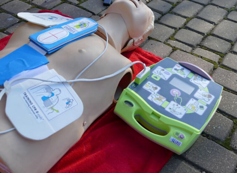 Mestskí policajti budú mať v aute defibrilátor