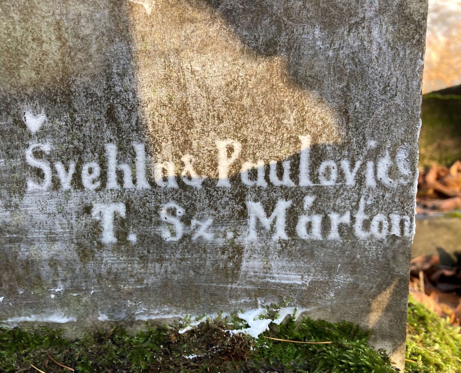 Holiaca pena kameň nepoškodí a odhalí aj mená na chladnom kameni. Foto: FB/Krajský pamiatkový úrad