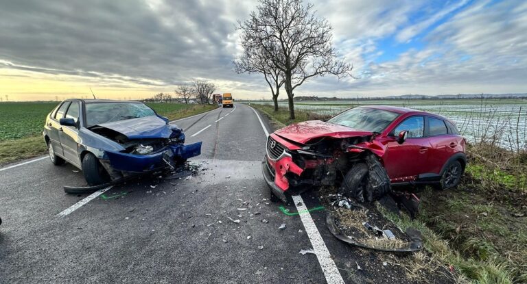 Dopravná nehoda medzi Tomášovom a Mostom pri Bratislave, cesta je neprejazdná