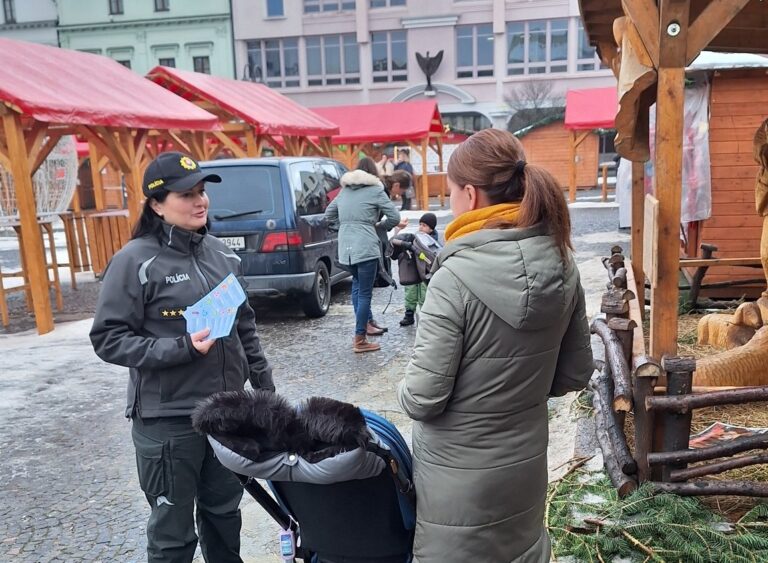 Žilinskí policajti sa vybrali priamo medzi ľudí na vianočné trhy, kde verejnosť upozorňovali na vreckových zlodejov