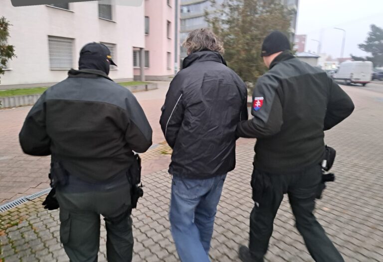 Syna odviedli policajti. Foto: Polícia SR - Trenčiansky kraj/Facebook