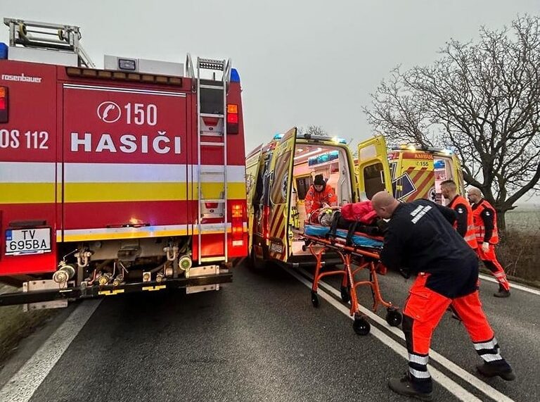 Nehoda autobusu na východe: Výsledkom sú desiatky zranených