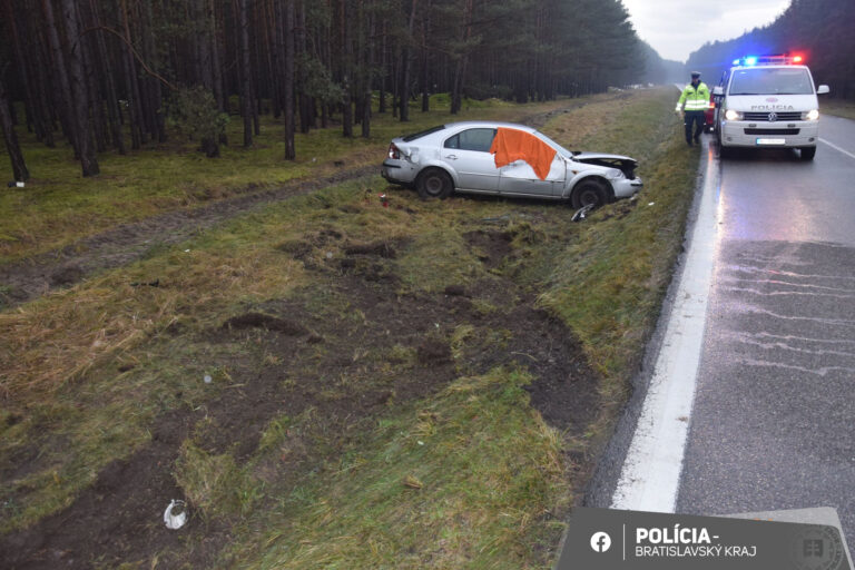 Vodič osobného auta zišiel z vozovky, pri náraze utrpel zranenia