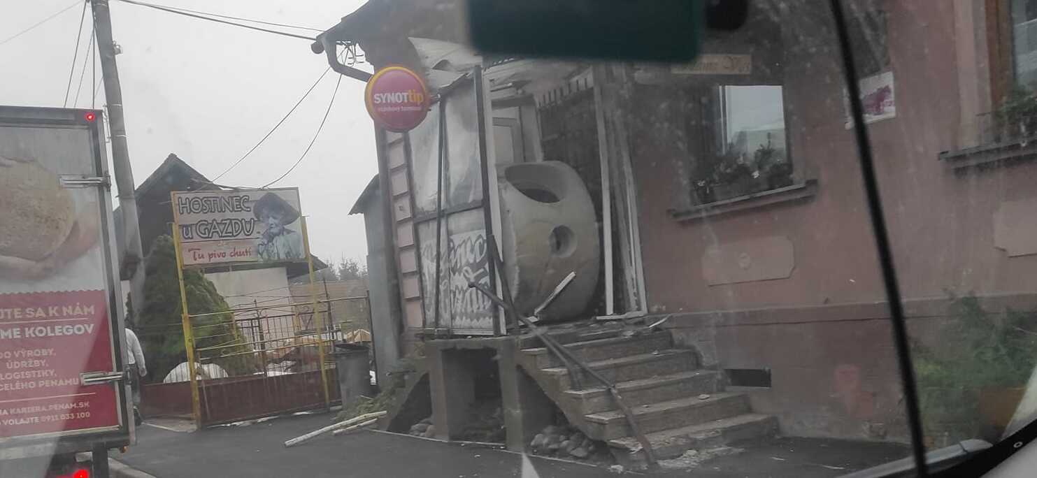 Z nákladného auta vyletel betónový náklad, na úseku sa tvoria kolóny