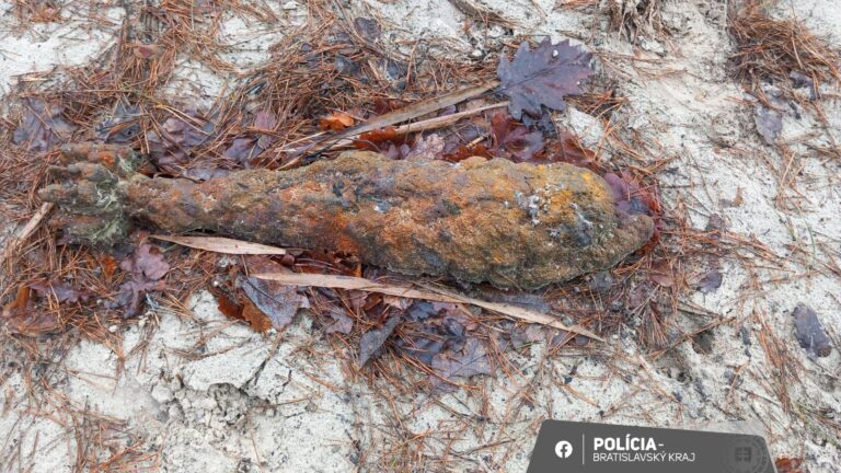 Vypustené jazero na Záhorí vyplavilo predmet pripomínajúci leteckú bombu