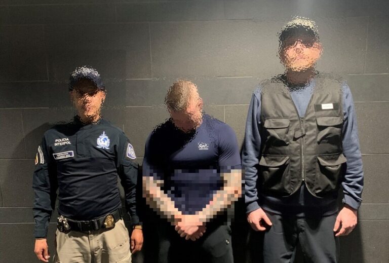 Michala eskortovali z Kolumbie pred trenčianskeho sudcu. Hrozí mu 20 rokov