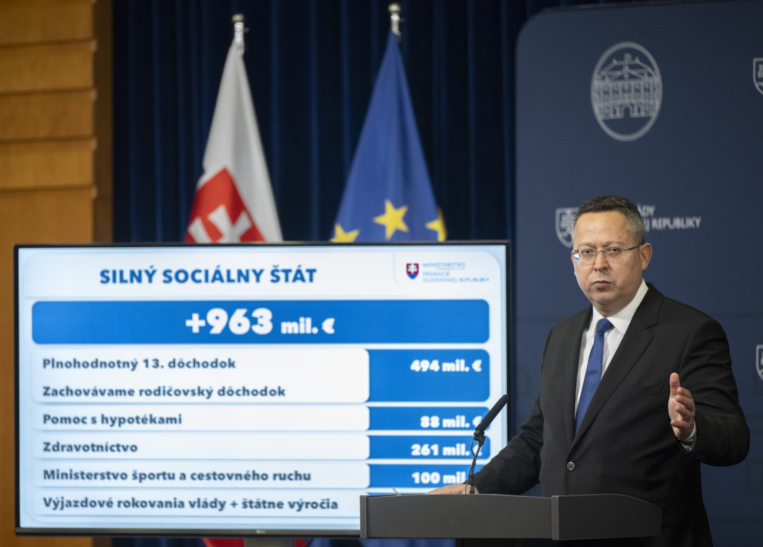 Ladislav Kamenický informuje o konsolidácii verejných financií, ktorej súčasťou bolo zavedenie extra dane pre banky. Foto: TASR/Martin Baumann