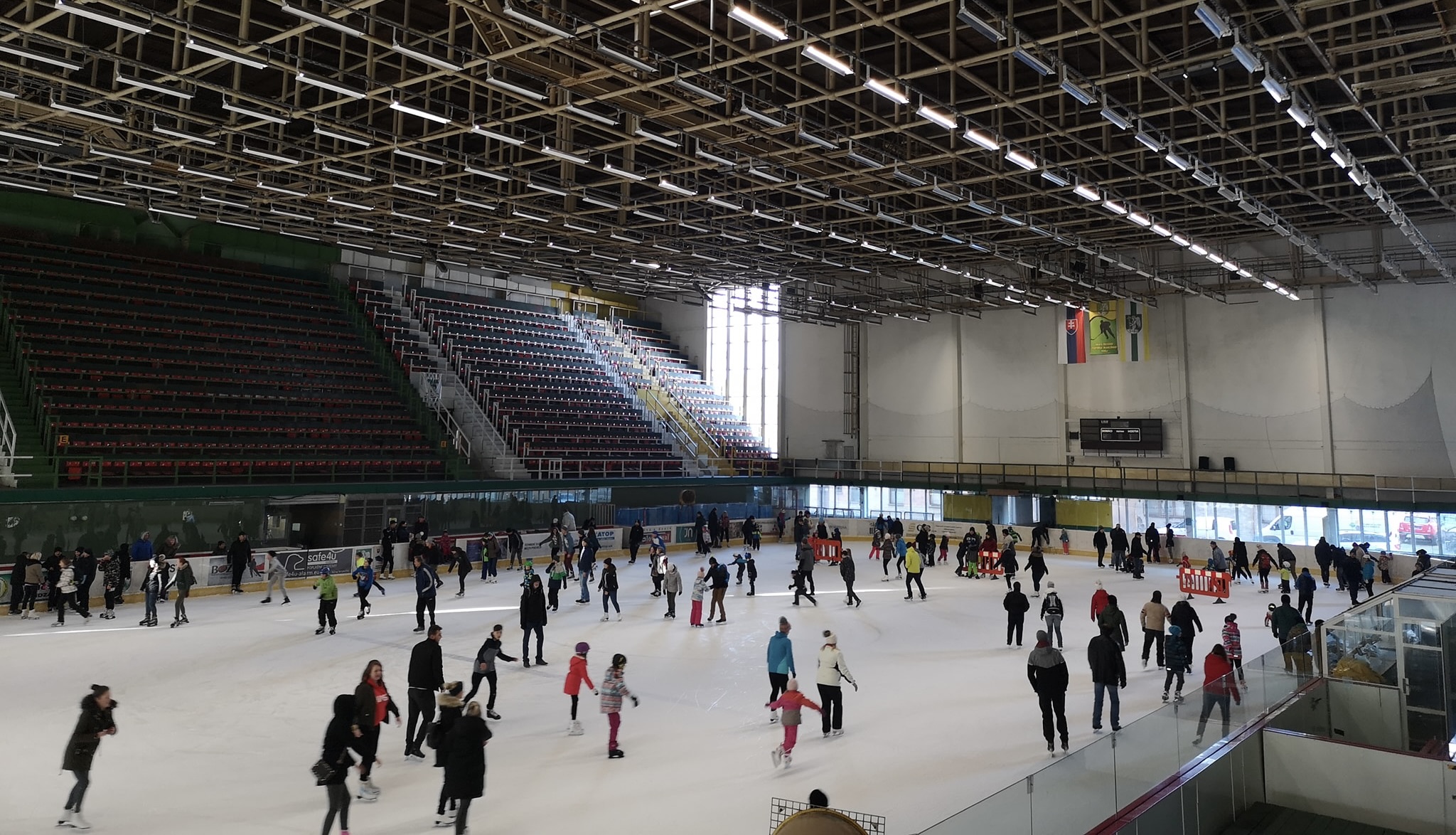 Mesto sprístupnilo zimný štadión aj krytú plaváreň za symbolickú sumu