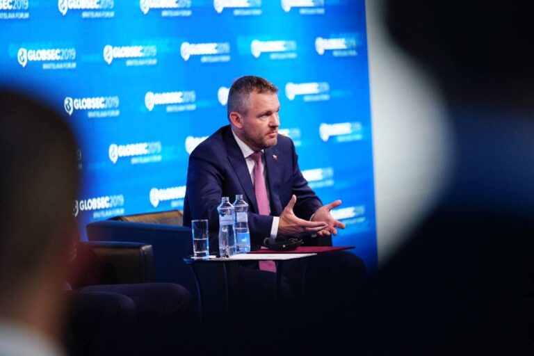 Fico a Danko chcú stopnúť financovanie Globsecu. Blokuje to Pellegrini