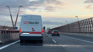 Kauza 123 kuriér pokračuje. Pátranie po šéfovi a sklamaní zákazníci