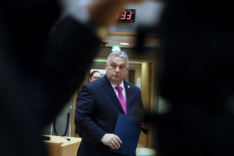 Maďarský premiér Viktor Orbán  počas rokovania za okrúhlym stolom na summite EÚ v budove Európskej rady v Bruseli vo štvrtok 14. decembra 2023. Foto: TASR/AP