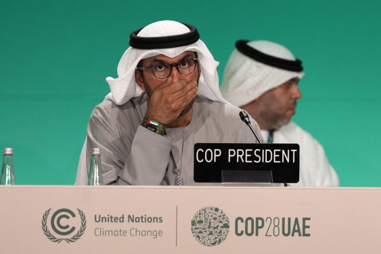 Klimatická konferencia v Dubaji priniesla pokrok aj kontroverzie. Bez financovania sú to len lacné reči, odkázal britský novinár