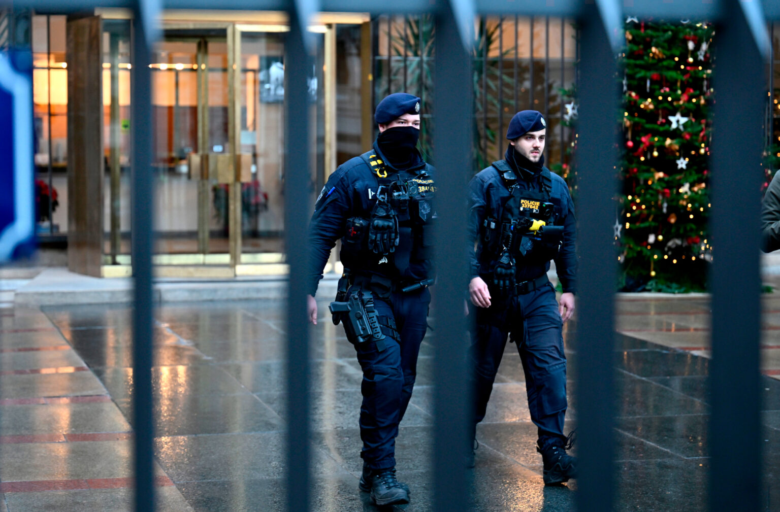 Policajti pred budovou Filozofickej fakulty Univerzity Karlovej. Foto TASR/AP