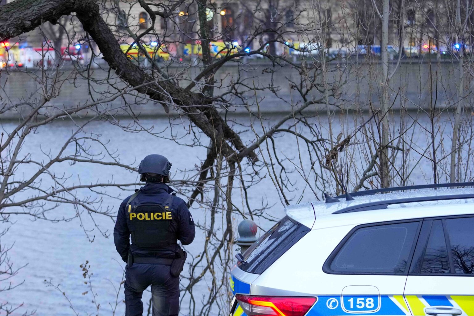 Policajt stojí na brehu Vltavy po streľbe v centre Prahy 21. decembra 2023. Foto: TASR/AP