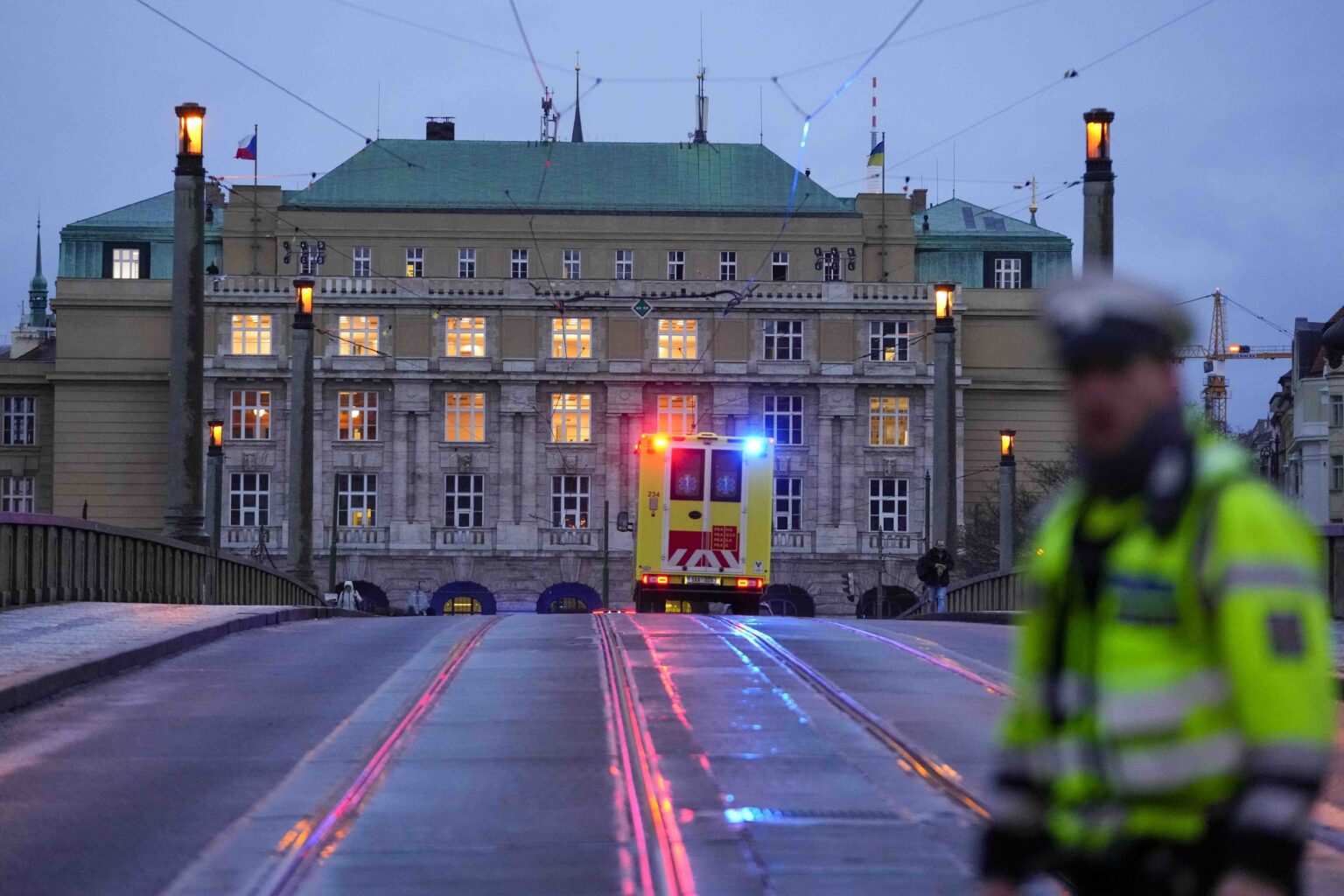 Sanitka smerujúca k budove Filozofickej fakulty Univerzity Karlovej po streľbe v centre Prahy. 
Foto: TASR/AP     