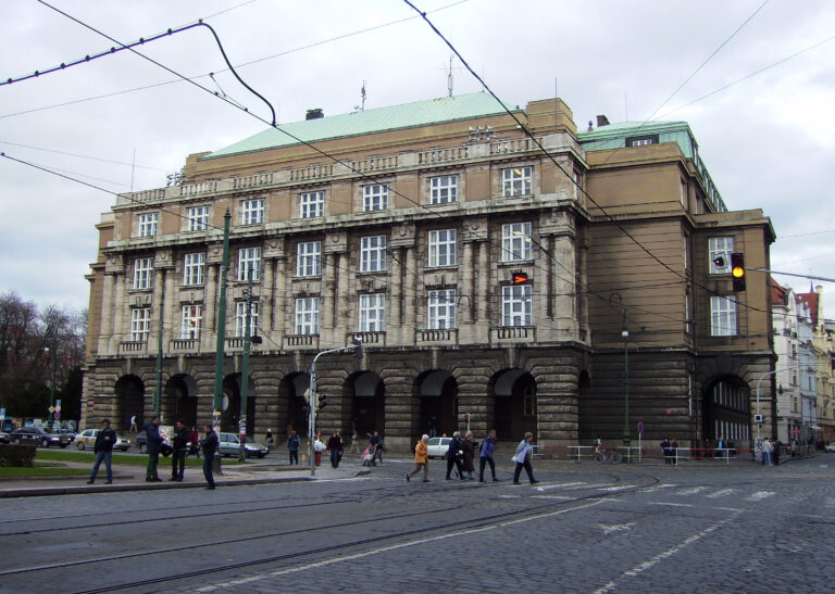 Česko sa zahalilo do smútku. Aj Bratislavský hrad bude dnes nasvietený na znak úcty obetiam tragickej streľby v Prahe 