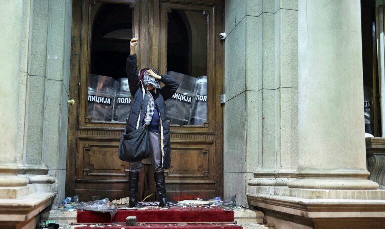 V Belehrade vypukli protesty: Opozícia obviňuje vládu z manipulácie volieb