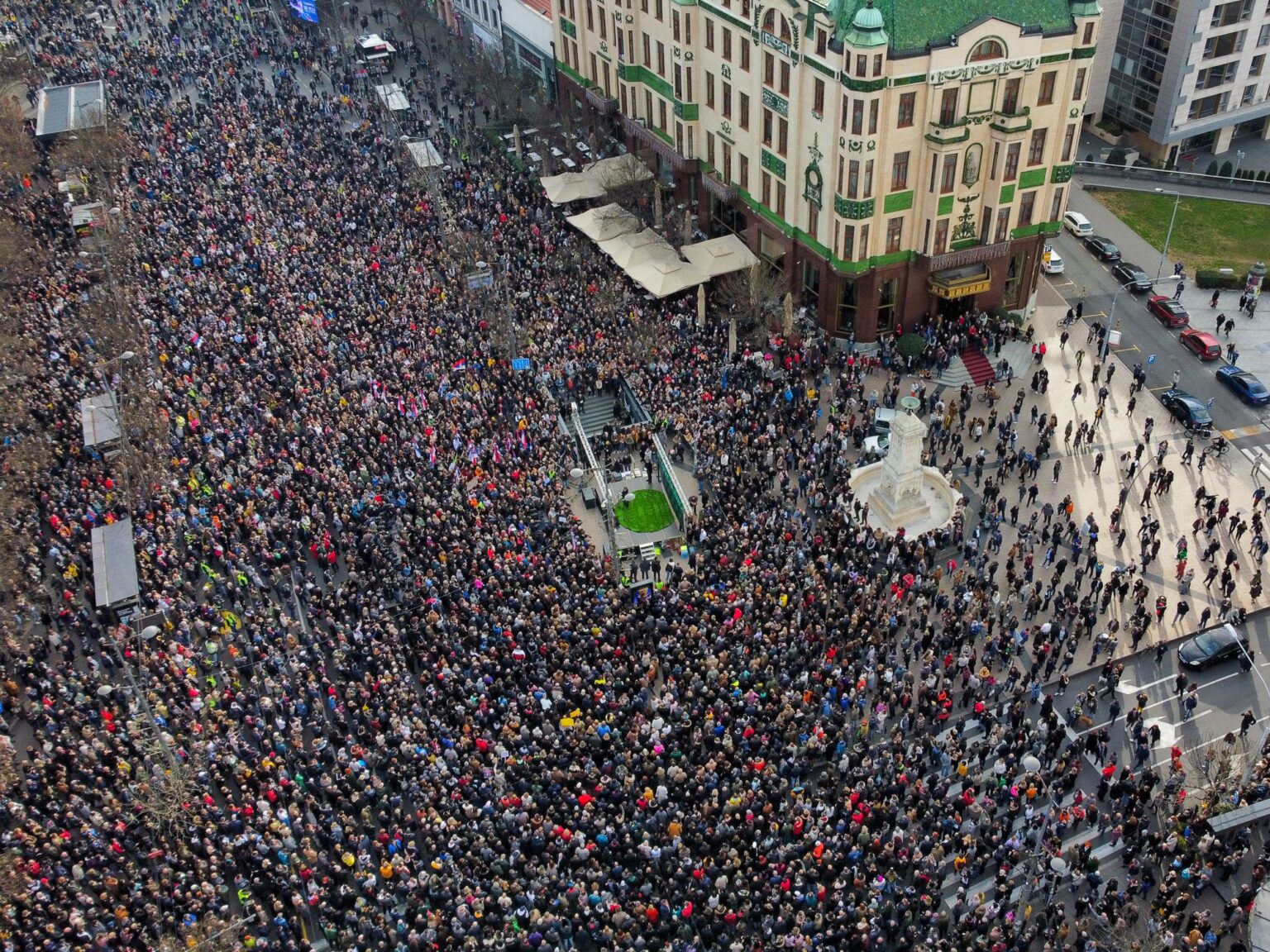 Tisíce ľudí v uliciach Belehradu. Foto: X/Proglas