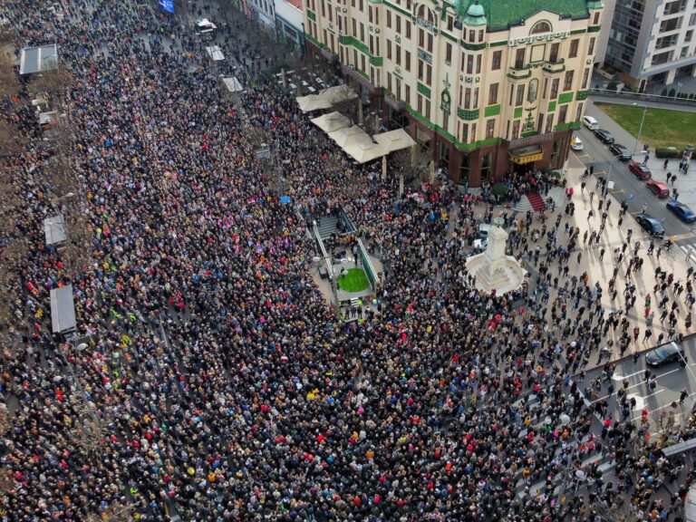 Zlodeji, kričali tisíce Srbov v uliciach Belehradu. Priaznivci opozície chcú nové voľby, Vučič varuje pred štátnym prevratom