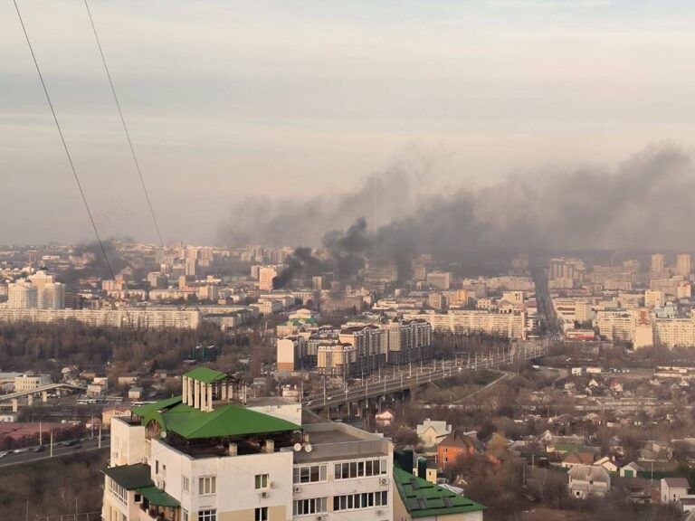 Výbuchy, kúdoly čierneho dymu a horiace autá. Ukrajinci masívne zaútočili na Belgorod. Zrejme ide o odvetu za raketový atak Rusov