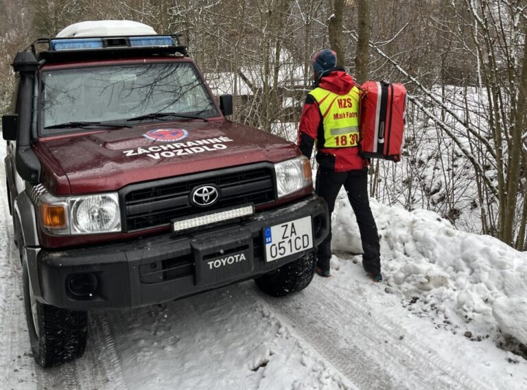 Horskí záchranári v sobotu pomáhali mužovi s rezným poranením