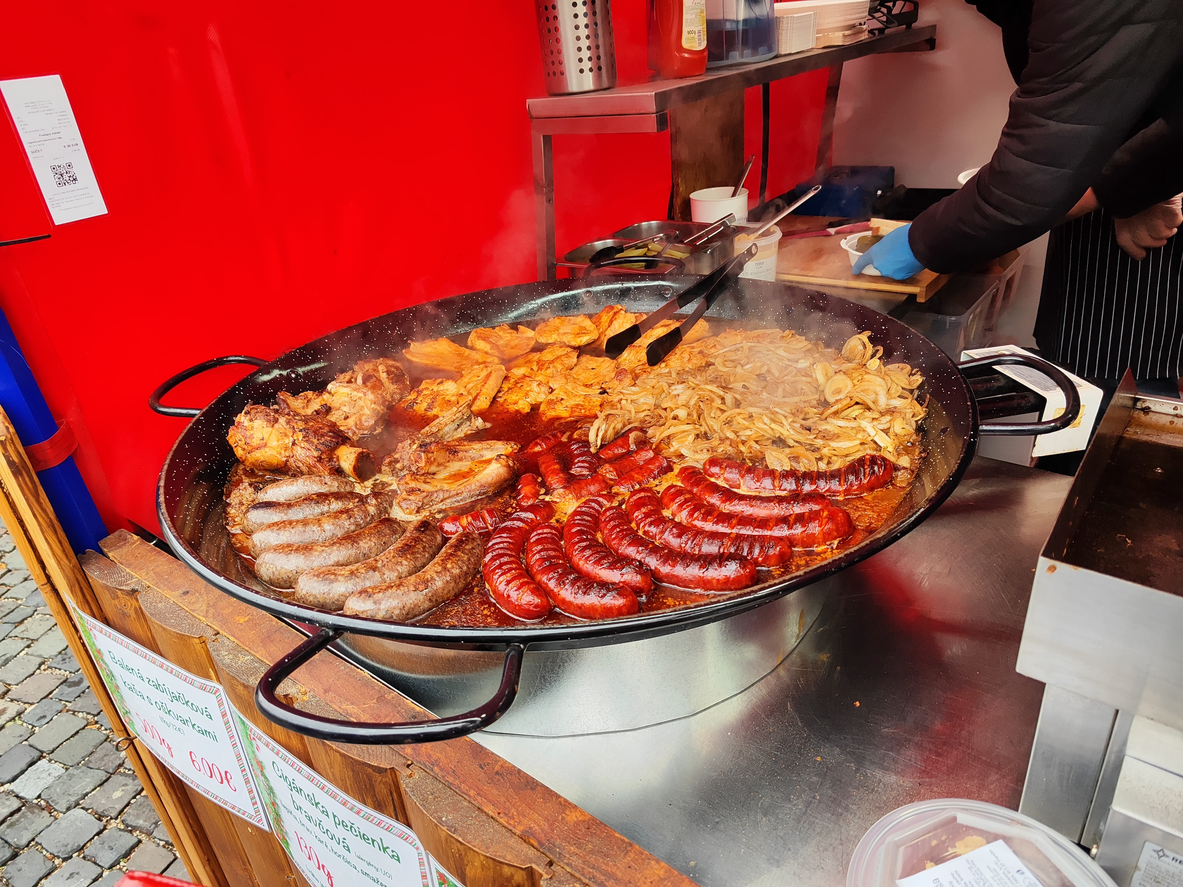 FOTO: Navštívili sme vianočné trhy v Trenčíne. Koľko dáte za punč, víno či cigánsku?