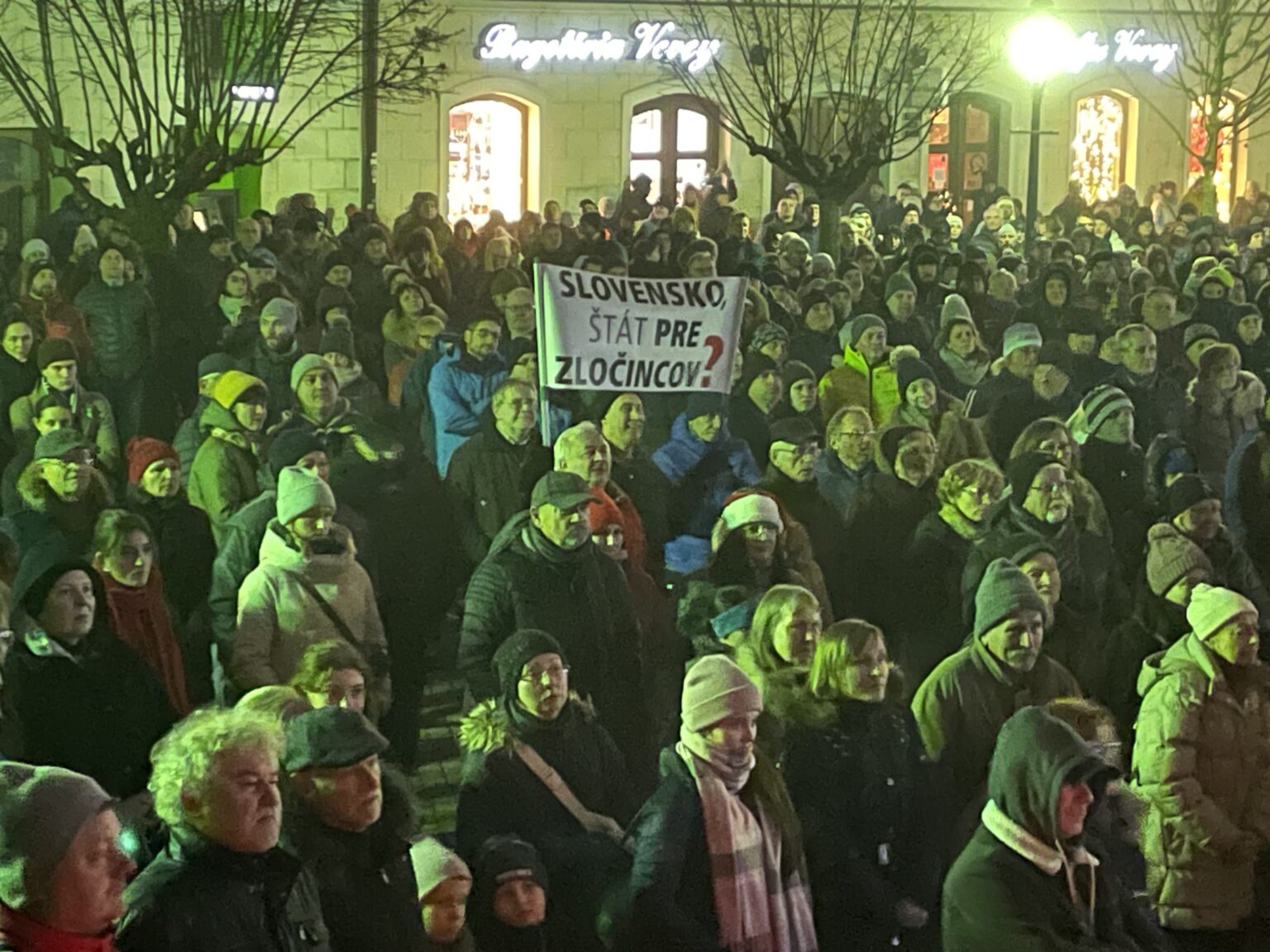 Trenčania vyšli do ulíc a skandovali slová Slovensko si nedáme! Foto: Trenčiansky Štandard