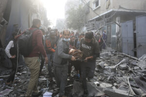 Od obnovenia bojov hlási vláda v Pásme Gazy najmenej 240 obetí. Izrael zaútočil na štyristo cieľov