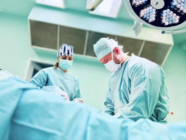 Nemocnica v Bánovciach zavádza novú metódu. Pacienti už nemusia byť v narkóze