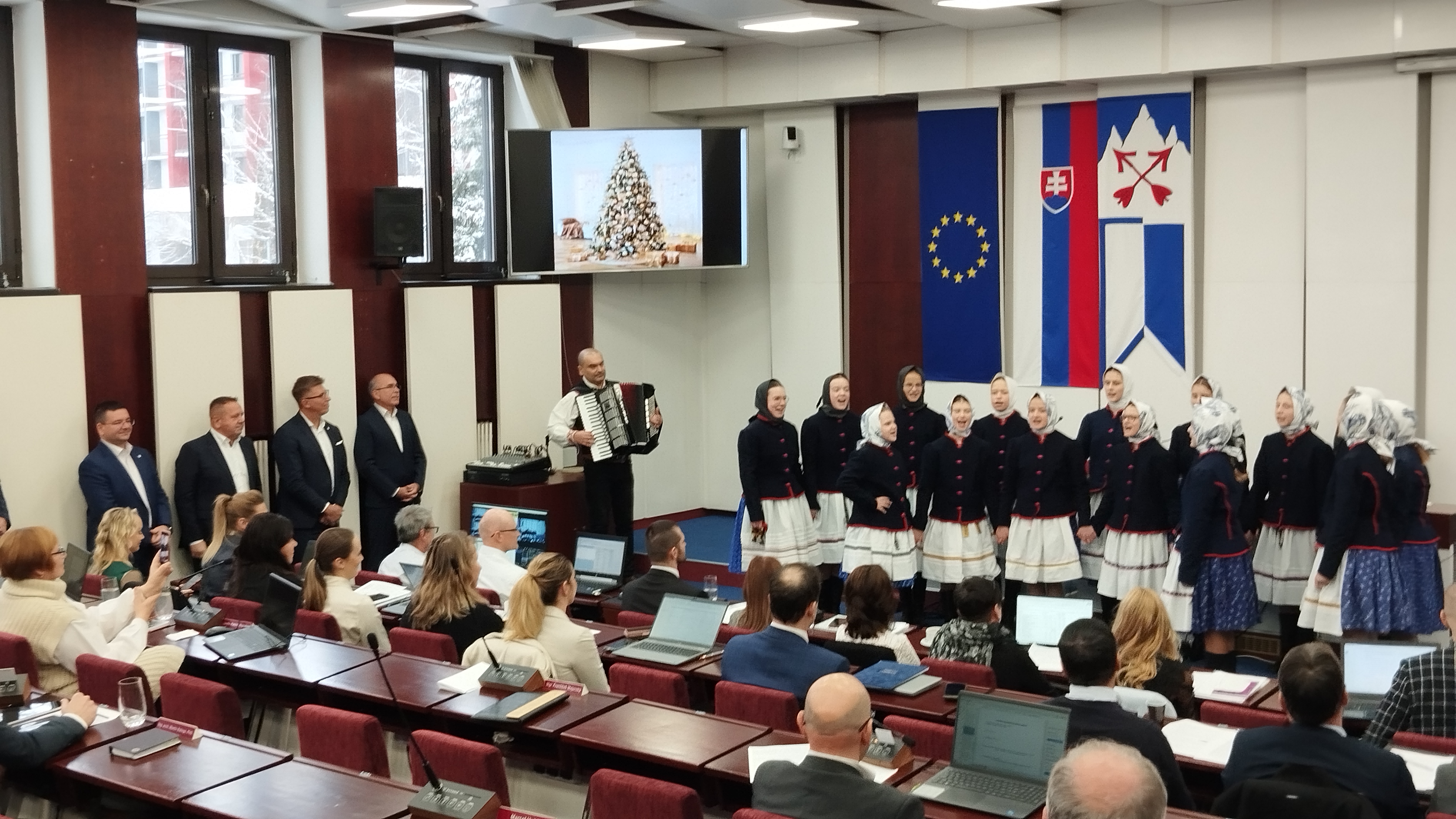 Poprad zdvíha dane a poplatky. Poslankyňa hovorí o kobercovom nálete